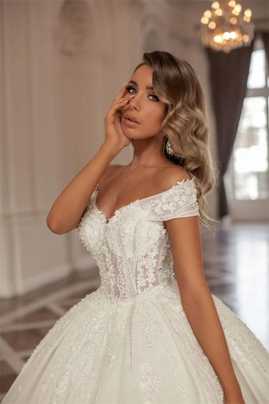 Luxurious Off the Shoulder Strapless Ball Gown Wedding Dress with Applique